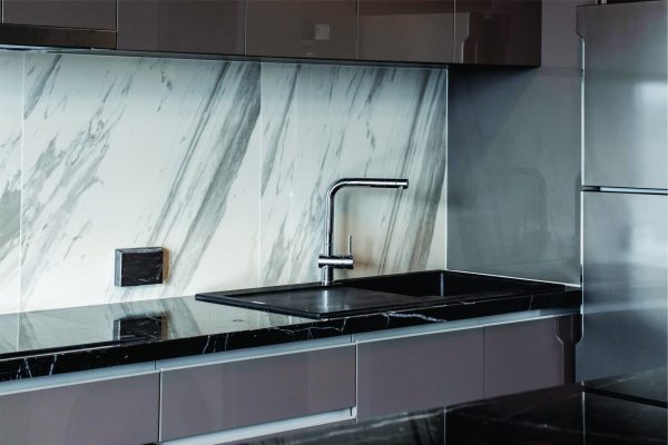 vecteezy_clean-stainless-steel-sink-small-kitchen-counter-in-the-apartment_3149212